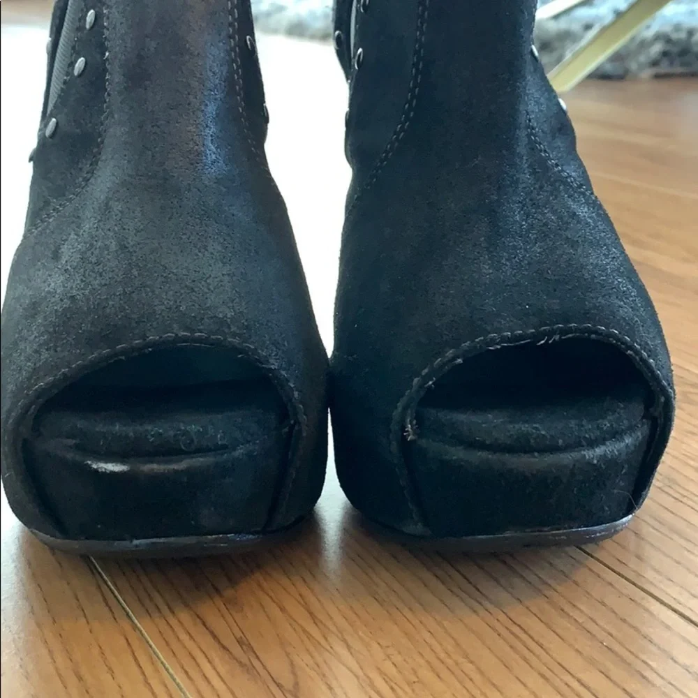 Joes jeans black suede open toe wedges